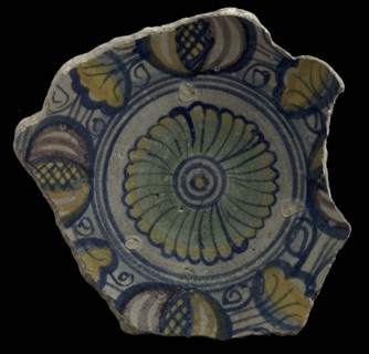 Fragment majolica dish, polychrome, in the middle rosette, rim with pomegranates?, plate crockery holder soil find ceramic