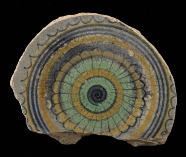 Fragment majolica dish, polychrome, in the middle rosette, around it circles, plate crockery holder soil find ceramic