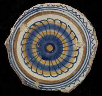 Fragment majolica dish, polychrome, in the middle rosette, surrounded by circles, plate crockery holder soil find ceramic