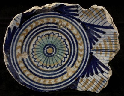 Fragment majolica dish, polychrome, in the middle rosette, cable edge, plate crockery holder soil find ceramic earthenware glaze
