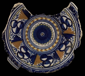 Majolica dish, polychrome, rosette in the middle, decoration with three balls each, plate tableware holder soil find ceramics