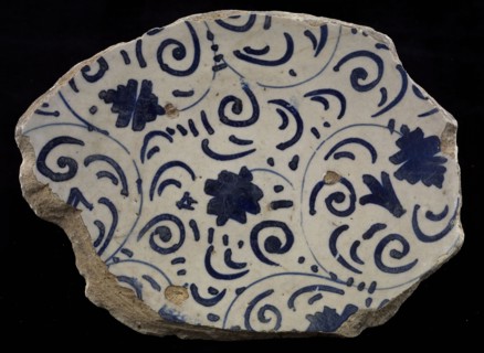 Fragment majolica dish, blue on white, Italian style tendrils on the mirror, plate crockery holder soil find ceramics pottery