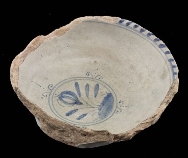 Fragment majolica bowl or salt bowl, blue on white, one tulip in circle, cable edge, bowl crockery holder soil find ceramic