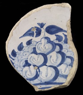 Fragment majolica dish, blue on white, with stacked fruit, mainly apples and pears, plate dish crockery holder soil find ceramic