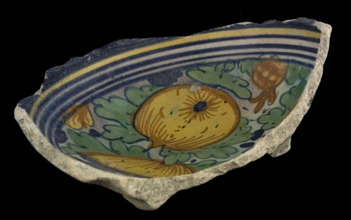 Fragment majolica bowl, polychrome, decor of pomegranates, rim with sgraffito, bowl crockery holder soil find ceramic