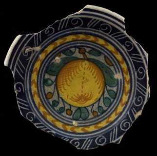 Small majolica dish, polychrome, in the middle of pomegranate, sgraffito over the rim, plate crockery holder soil find ceramic