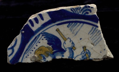 Fragment majolica dish, yellow and blue on white, drumming? Amor, edge in Wanli style, plate dish crockery holder soil find
