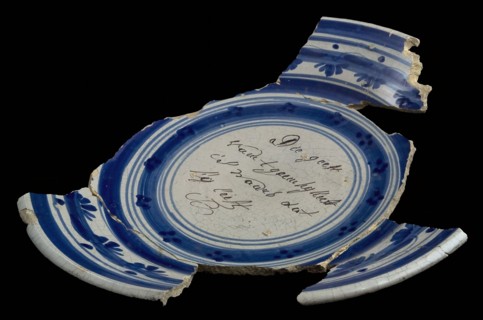 Fragments of majolica scale, manganese and blue on white, painted with spell, dish dish crockery holder soil find ceramic