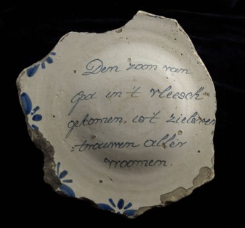 Fragment majolica dish, blue on white, with religious spell surrounded by floral motifs, plate crockery holder soil find ceramic