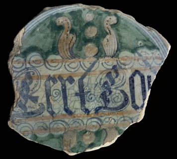 Fragment polychrome majolica dish, painted with Gothic capitals Honor God, plate crockery holder soil find ceramic earthenware