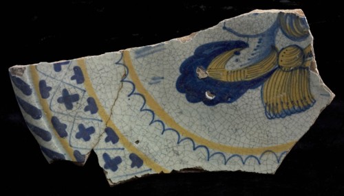 Fragment majolica bowl, polychrome, with part bust, double zigzag edge, plate crockery holder soil find ceramic earthenware
