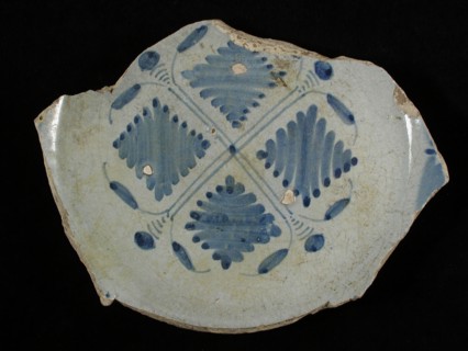 S, Fragment majolica dish, blue on white, highly simplified four-leaved motif, signed, plate crockery holder soil find ceramic
