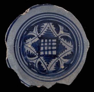 Fragment majolica dish, blue on white, four-sided ground surface with brushstroke motif, plate crockery holder soil find ceramic