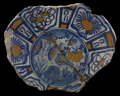Majolica dish, orange and blue on white, decor bird in Chinese Garden, Wanli period, dish plate crockery holder earth discovery