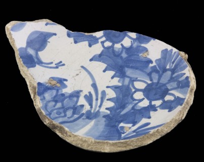 Fragment majolica dish, blue on white, flowers in vase?, dish plate crockery holder earth discovery ceramics earthenware glaze