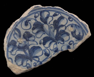 Fragment majolica dish, blue on white, -foglie leaf motifs, dish plate tableware holder earth discovery ceramics pottery glaze
