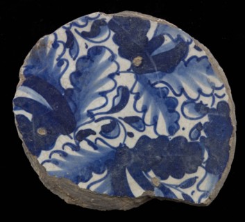 Fragment majolica dish, blue on white, -foglie leaf motifs, dish plate tableware holder earth discovery ceramics earthenware
