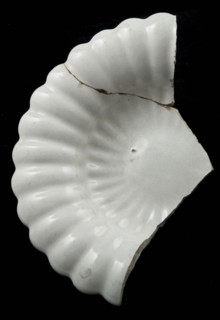 Fragment faience pleated plate, white tin glaze, double row with many folds, folding dish plate crockery holder soil find