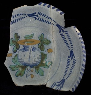 Fragment majolica dish, polychrome, fruit with protruding funnel?, plate crockery holder soil find ceramic earthenware glaze