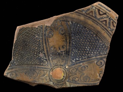 Fragment majolica dish, purple and blue on white, Decor with stylized leaf motifs and shaded surfaces, dish plate crockery