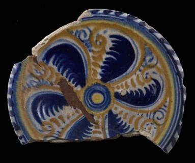 Majolica dish, polychrome, revolving decor with six flared feathers, cable edge, plate crockery holder soil find ceramic