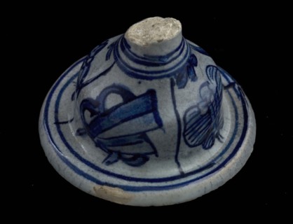 Fragment (foot) salt vessel, blue on white with Chinese motifs, salt barrel tableware holder soil find ceramics pottery glaze