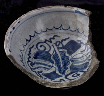 Fragment bowl, blue on white, Chinese decor surrounded by serrated edge, bowl crockery holder soil find ceramic pottery glaze