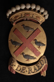 Carved wooden crowned coat of arms including the name E. De Raedt, coat of arms informative form carvings sculpture sculpture