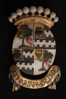 Carved wooden crowned coat of arms including the name Catharina vd Linden, coat of arms informative form carvings sculpture