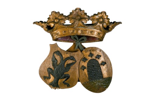 Wooden carved facade decoration, with alliance arms of Barendregt and Zoeteman, together under crown, ornament coat of arms