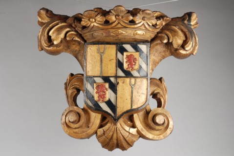 Carved and painted weapon of the genus Westduel, coat of arms informative form carvings sculpture visual material wood paint