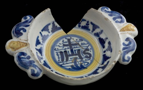 Faience dish, polychrome with IHS in the mirror, worked ears, pap bowl bowl crockery holder soil find ceramics pottery glaze