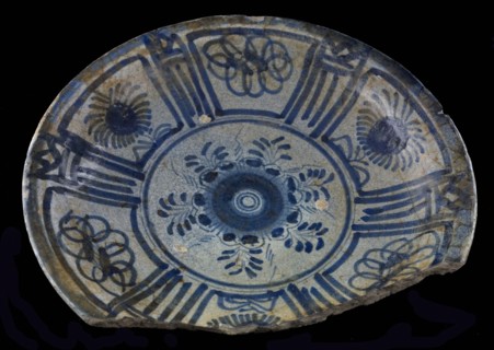 Majolica plate, blue on white, in the middle rosette, Chinese tape band in Wanli, plate dish tableware holder earth discovery
