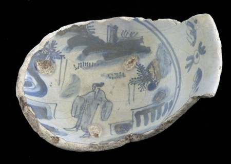 Fragment majolica bowl, blue on white, Chinese motifs with Chinese in kimono, papkom? bowl crockery holder earth discovery