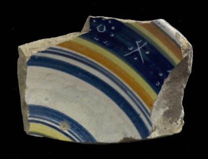 Three fragments of majolica bowl, polychrome decor and sgraffito border, exterior blue lines, bowl crockery holder soil find