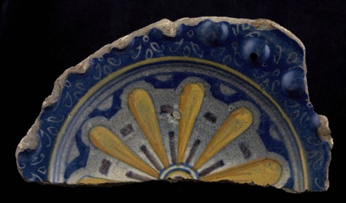 Fragment majolica plate, polychrome, star figure, border with studs, plate crockery holder earth discovery ceramic earthenware