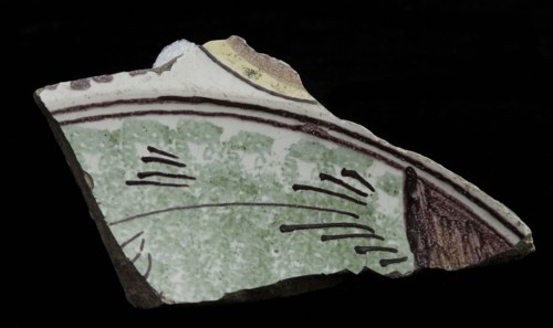 Small fragment majolica scale, polychrome, tree or shrub, plate dish crockery holder soil find ceramic earthenware glaze, baked