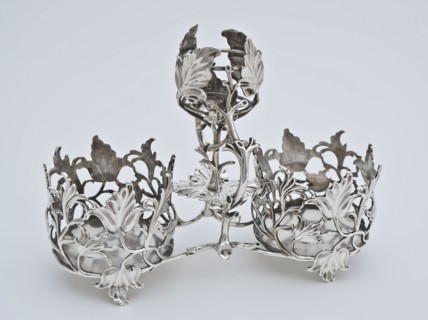 Silversmith: Douwe Eysma, Silver oil and vinegar set with leaf motif, oil and vinegar bottle holder silver, cast Two cylindrical