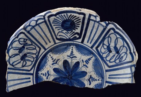 Half majolica dish, blue on white, stylized flower on mirror, rim in Wanli style, dish crockery holder earth discovery ceramics