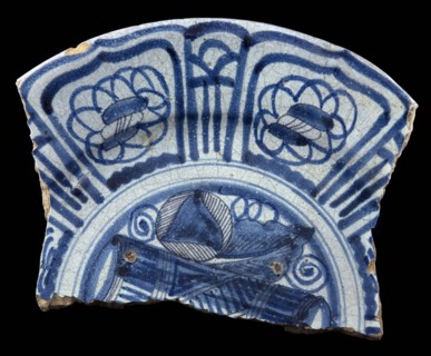 Fragment majolica dish, purple, blue on white, border in Wanli style, dish crockery holder soil find ceramic earthenware glaze