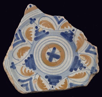 Fragment majolica dish, orange and blue on white, polychrome star-shaped decor, dish crockery holder soil find ceramics pottery