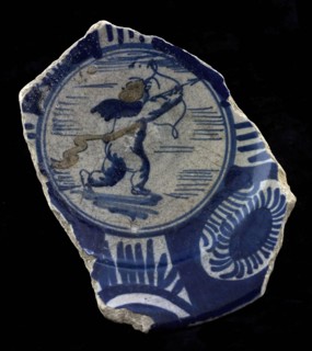 Fragment majolica plate, polychrome, amor shooting with bow and arrow, rim in Wanli style, plate crockery holder soil find