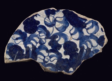 Fragment majolica dish, blue on white, à-foglie motif, curly leaves, dish tableware holder earth discovery ceramics pottery