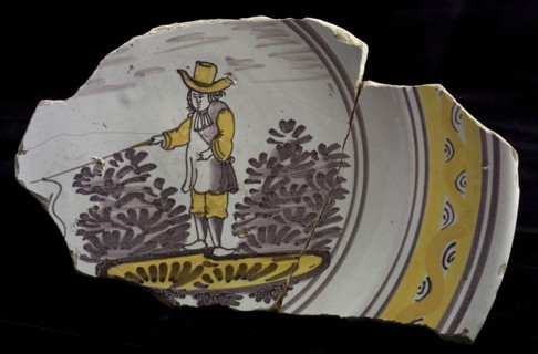 Fragment majolica dish, yellow and purple on white, nobleman or angler in the mirror, dish crockery holder soil find ceramic