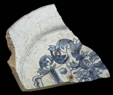 Fragment faience plate, blue on white, coat of arms with dot and beam, plate crockery holder soil find ceramic earthenware glaze