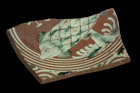 Bottom fragment Werra plate, mirror decor with fish, sgraffito details, as scales and eyelet, light yellow and green glaze, year