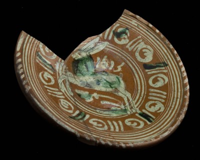 Werra plate, mirror decor jumping hare, decorated in sludge technique and sgraffito, dated 1615, plate crockery holder soil find