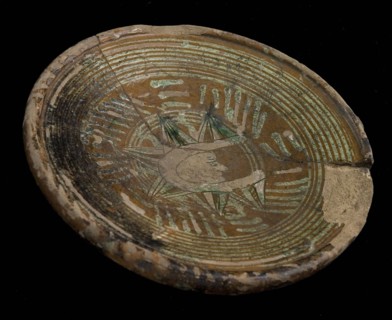 Werra plate on stand surface, mirror finish with moon face, decorated in sludge technology and sgraffito, plate crockery holder
