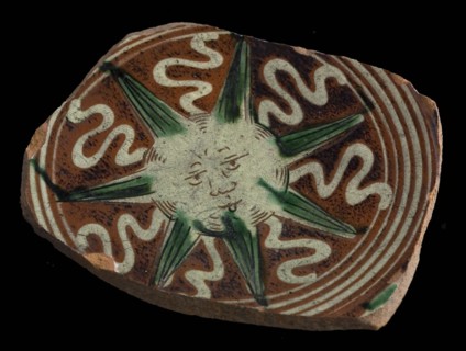 Bottom fragment Werra plate, mirror decor with seven-pointed star with sgraffito face, pale yellow and green glaze, plate
