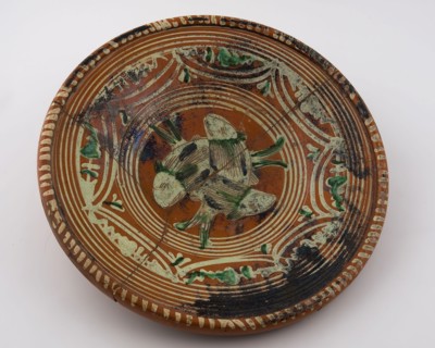Werra dish, mirror decor with three fishes, light yellow and green glaze, edge decor bows and circles, dish crockery holder soil